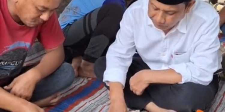 Calon Bupati Malang, Abah Gunawan (kemeja putih) makan nasi empok bersama petani jeruk. Foto: tangkapan layar