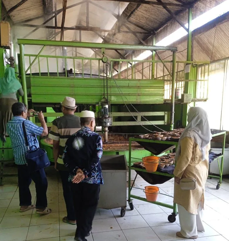 Tim dosen UM memberikan pendampingan UKM gula merah di Kediri. Foto/dok