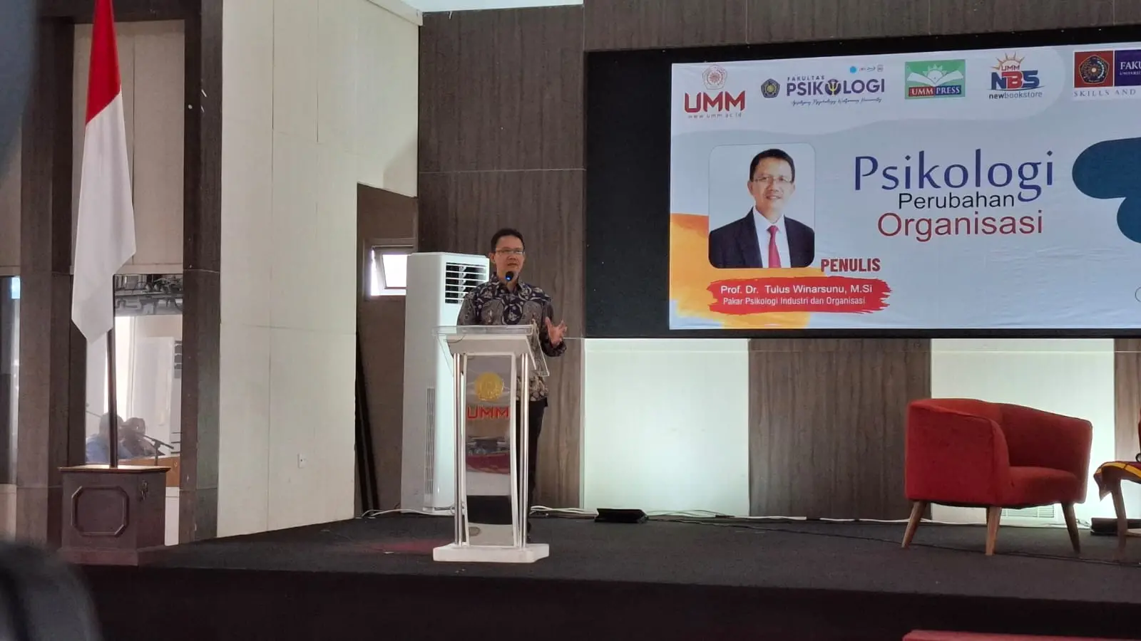 Dekan Fakultas Vokasi UMM, Prof Tulus Winarsunu saat pemaparan buku barunya berjudul Psikologi Perubahan Organisasi. Foto: Azmy