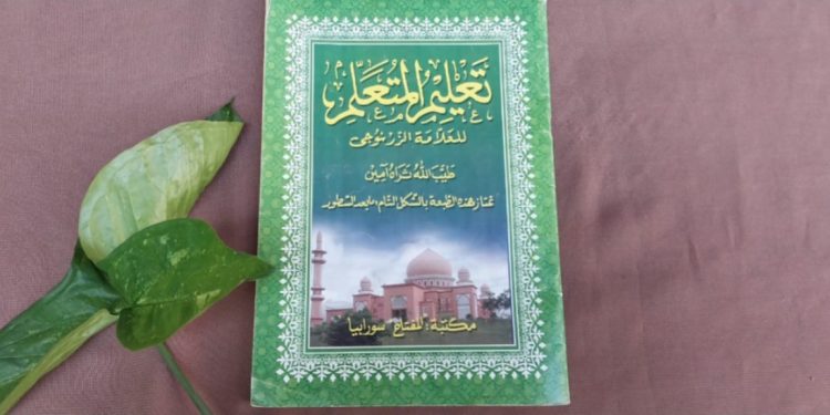Kitab Ta'lim Wal-Muta’allim yang memuat beberapa adab seorang murid terhadap guru. Foto/Silvianti