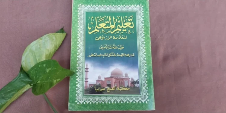 Kitab Ta'lim Wal-Muta’allim yang memuat beberapa adab seorang murid terhadap guru. Foto/Silvianti