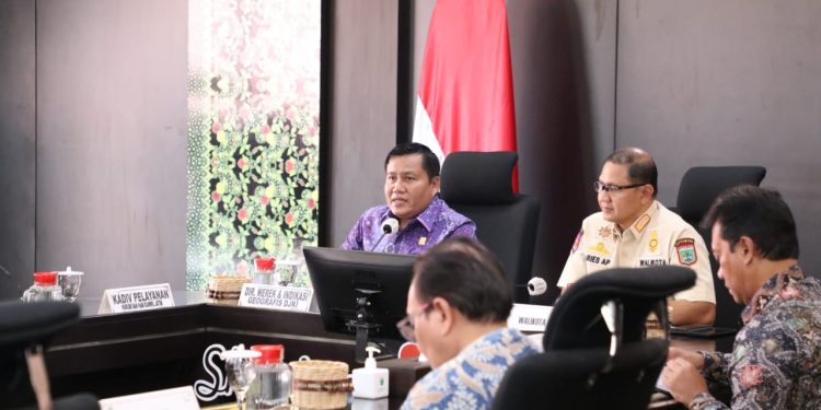 Pj Wali Kota Batu Aries Agung Paewai saat rakor pengelolaan Apel bersama DJKI. Foto: Prokopim KWB