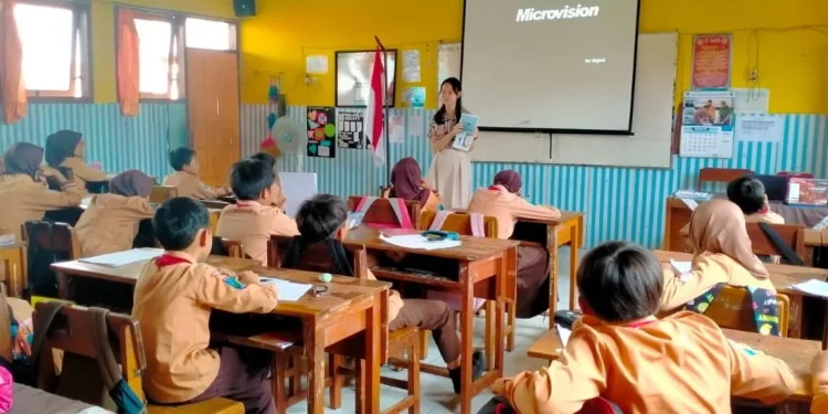 Dalam rangka pengabdian masyarakat, Fakultas Psikologi UM beri edukasi seksualitas dan self love lewat program Lanscape Self Love memanfaatkan media e-comic. /Foto: Dok. Fakultas Psikologi UM