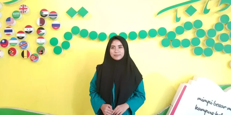 Dhini Aminarti, wisudawati terbaik Unisma periode 2024 yang memiliki side job penyanyi. Foto: Azmy
