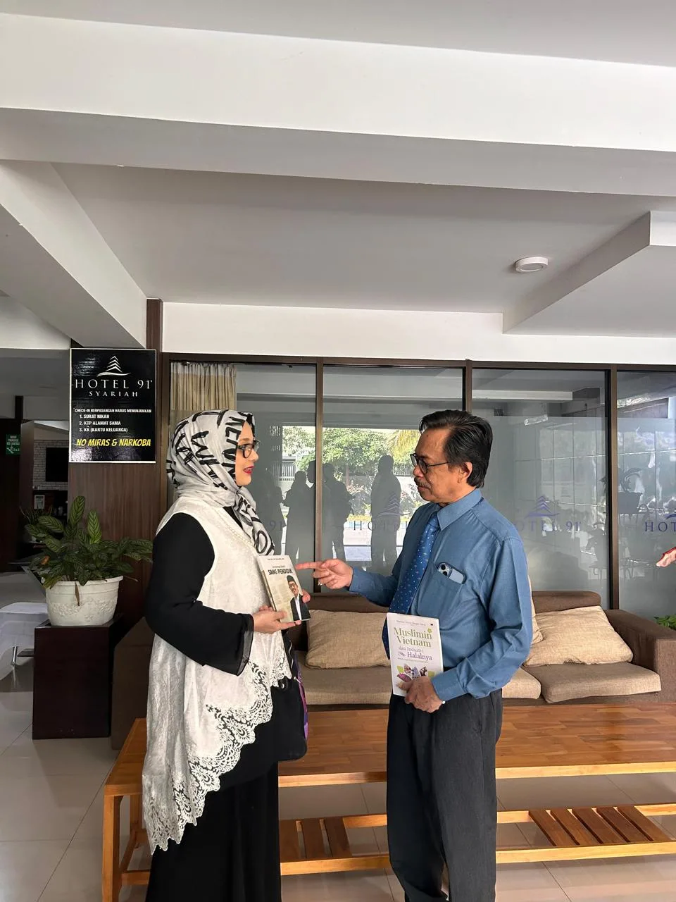 Rektor UIN Malang bersama Marissa Haque
