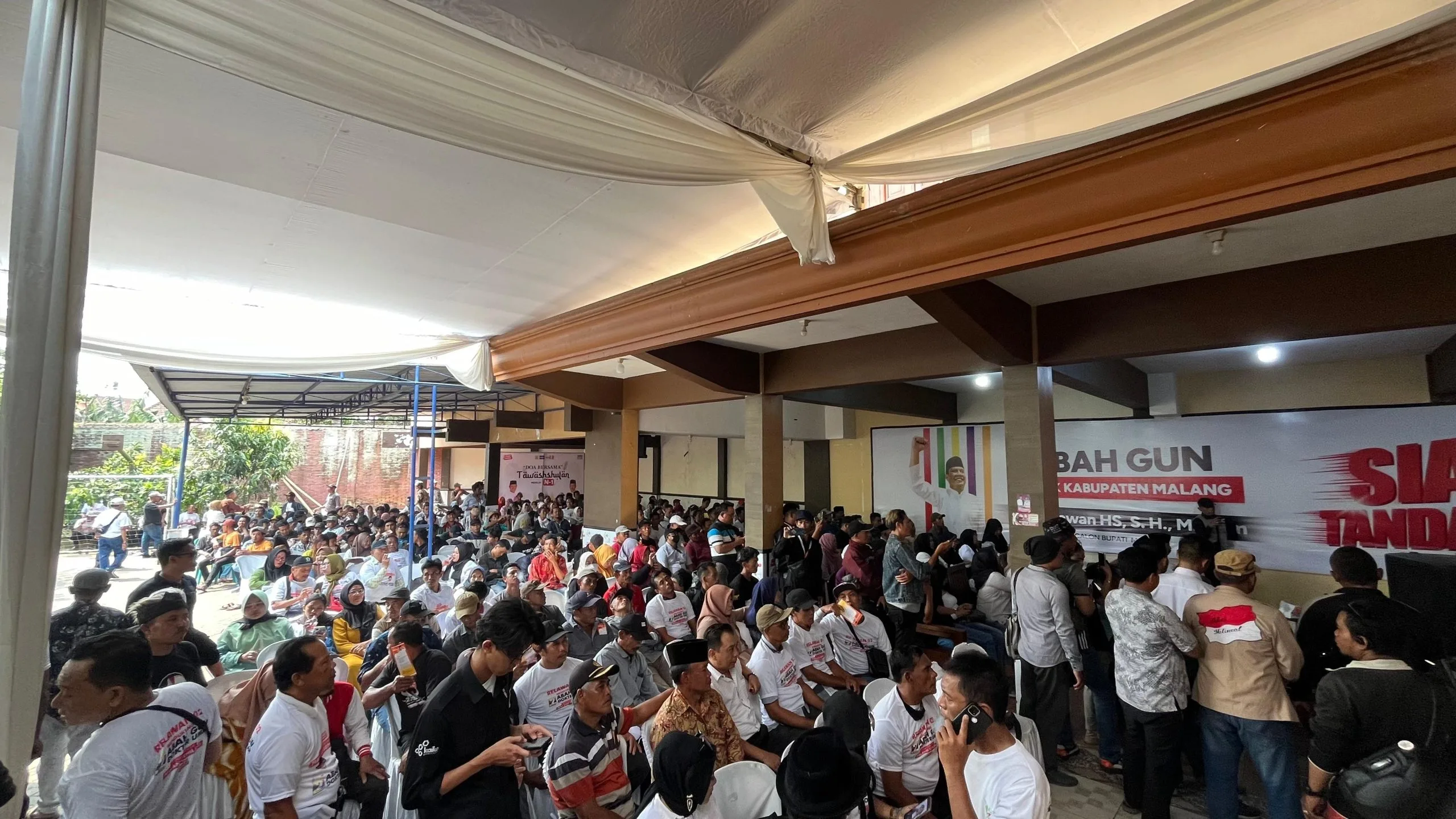 Warga pendukung Abah Gunawan