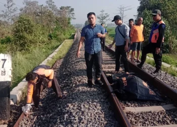 Tertabrak kereta api