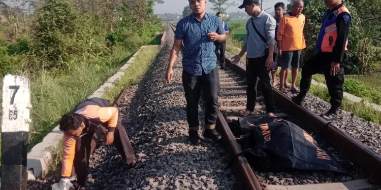 Tertabrak kereta api