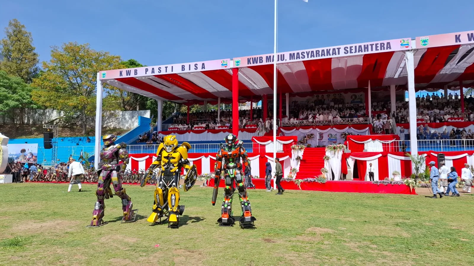 Badut cosplay robot 