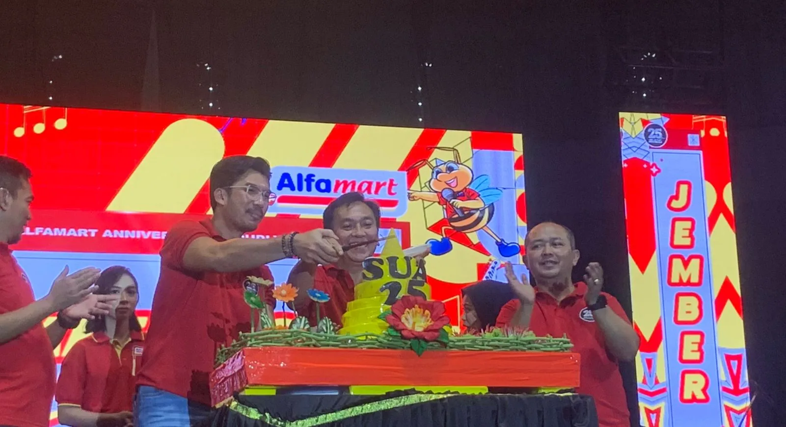 Potong tumpeng Alfamart