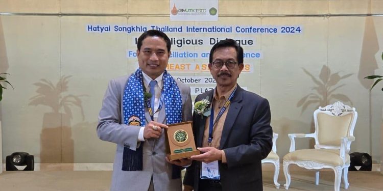 Rektor UIN Malang, Prof. Dr. H.M. Zainuddin, M.A menerima penghargaan presenter terbaik./Foto: Dok. UIN Malang.
