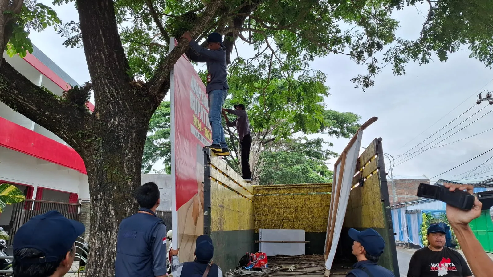 Penertiban banner pilkada
