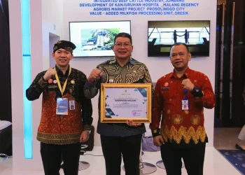 Pemkab Malang Terima penghargaan.
