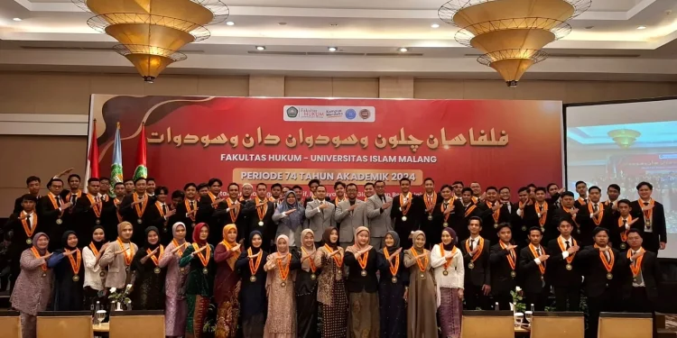 Foto bersama wisuda FH Unisma
