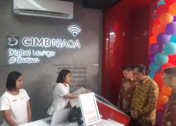 Rektor UB Prof. Widodo bersama Chief of Network & Digital Banking CIMB Niaga Budiman Tanjung meninjau fasilitas Digital Lounge di kampus UB. (Foto/M Sholeh)