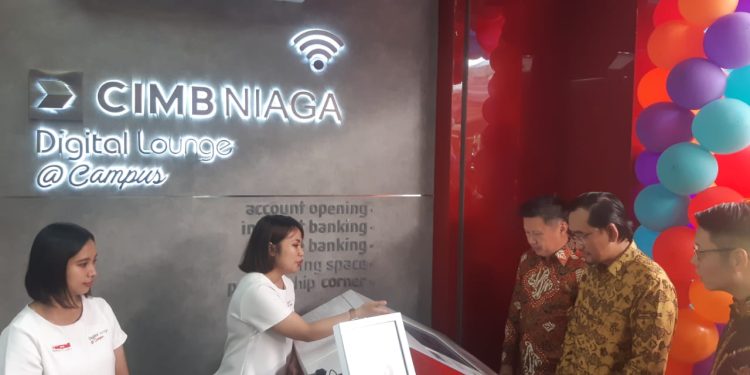 Rektor UB Prof. Widodo bersama Chief of Network & Digital Banking CIMB Niaga Budiman Tanjung meninjau fasilitas Digital Lounge di kampus UB. (Foto/M Sholeh)