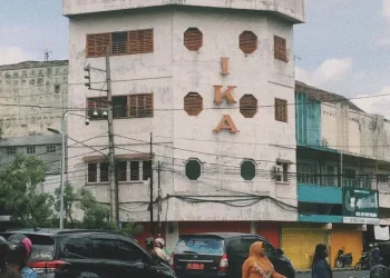 Pasar tradisional Malang bukan hanya tempat untuk berbelanja, tetapi juga simbol kehidupan masyarakat dan sejarah panjang kota. Foto: Pinterest