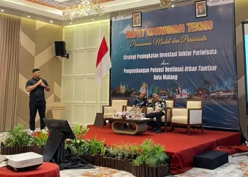 Rizky Ramdan saat memaparkan solusinya tentang pengembangan destinasi urban tourism di Kota Malang. Foto: Dok. Pribadi