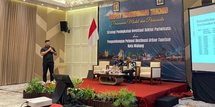 Rizky Ramdan saat memaparkan solusinya tentang pengembangan destinasi urban tourism di Kota Malang. Foto: Dok. Pribadi