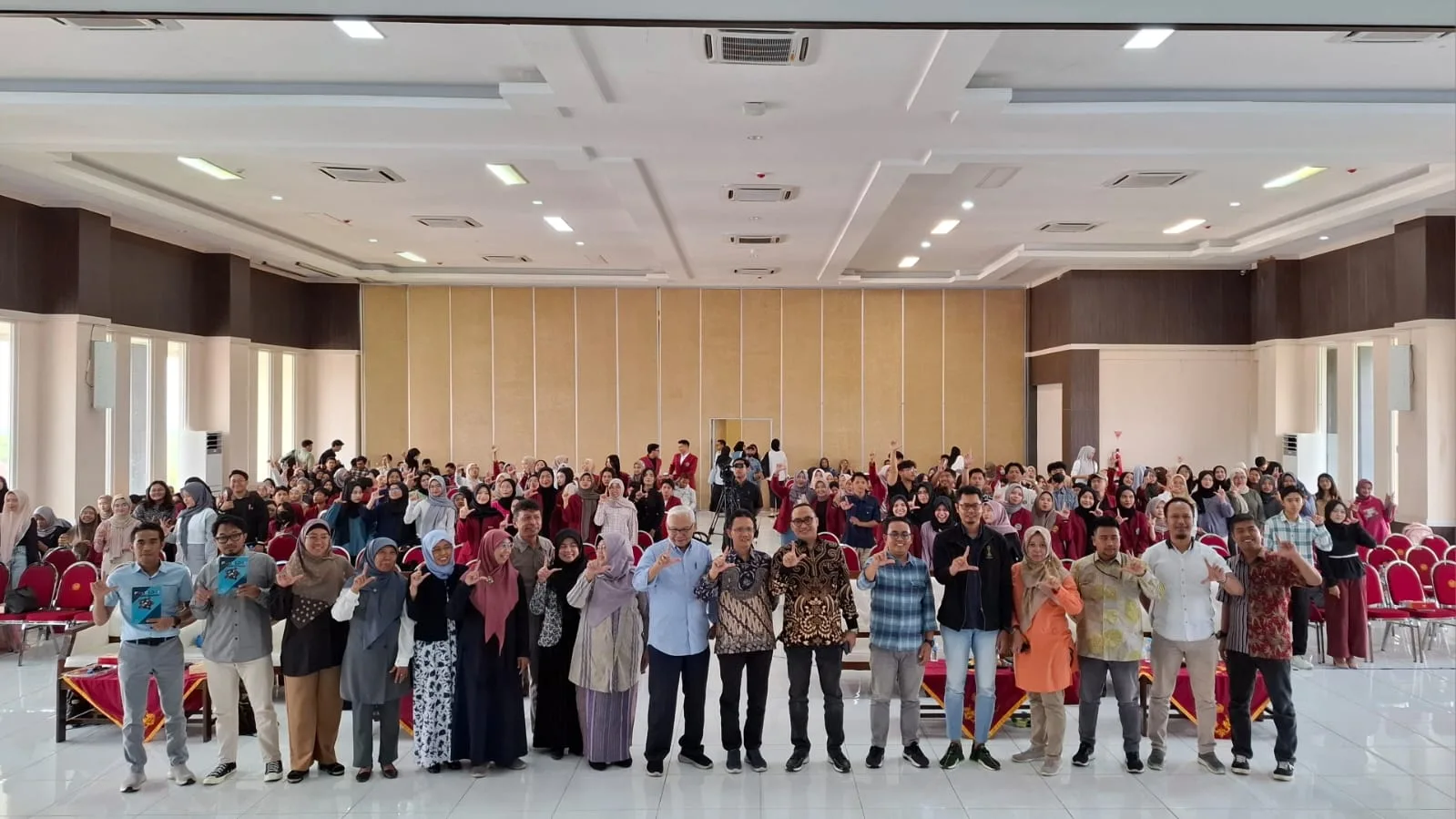 Sesi foto bersama usai bedah buku Psikologi Perubahan Organisasi. Foto: Azmy