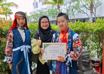 Wahyu Nizam, anak difabel asal Malang saat memperkenalkan brand fashion perdananya. Foto: Azmy
