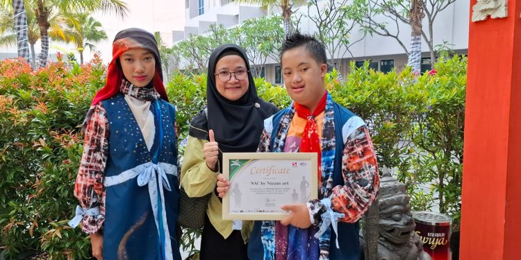 Wahyu Nizam, anak difabel asal Malang saat memperkenalkan brand fashion perdananya. Foto: Azmy