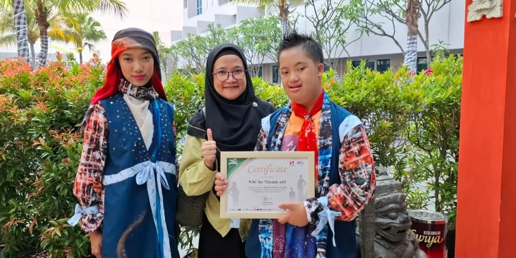 Wahyu Nizam, anak difabel asal Malang saat memperkenalkan brand fashion perdananya. Foto: Azmy