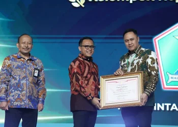 Menpan-RB, Abdullah Azwar Anas menyerahkan penghargaan kepada Pj Wali Kota Malang, Iwan Kurniawan. (Foto/dok. Prokopim Setda Kota Malang)