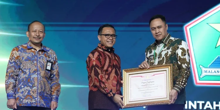 Menpan-RB, Abdullah Azwar Anas menyerahkan penghargaan kepada Pj Wali Kota Malang, Iwan Kurniawan. (Foto/dok. Prokopim Setda Kota Malang)