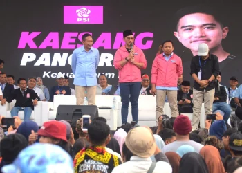 Ketua Umum PSI, Kaesang Pangarep didampingi Wahyu-Ali berbaur dan menyapa masyarakat di acara Pesta Rakyat Kota Malang. (Foto/dok.)