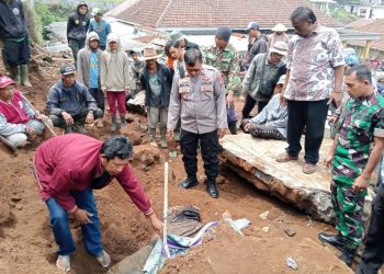 Evakuasi korban meninggal dunia akibat tertimpa reruntuhan bangunan plengsengan di Kota Batu. Foto: Polres Batu