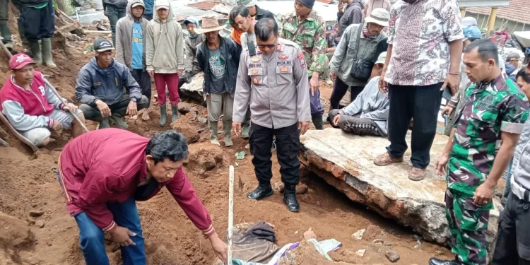 Evakuasi korban meninggal dunia akibat tertimpa reruntuhan bangunan plengsengan di Kota Batu. Foto: Polres Batu