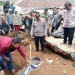 Evakuasi korban meninggal dunia akibat tertimpa reruntuhan bangunan plengsengan di Kota Batu. Foto: Polres Batu