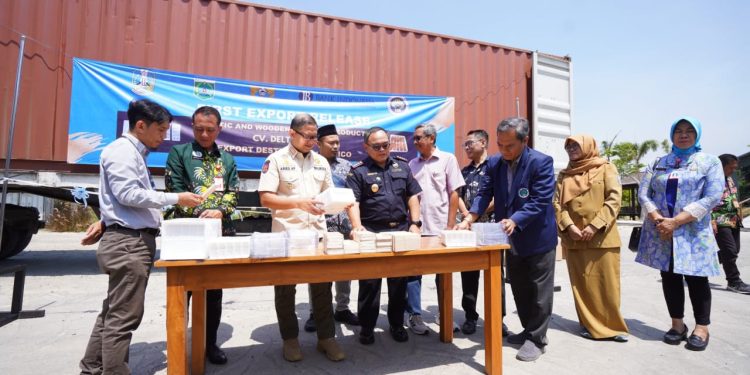 Pj Wali Kota Batu SAries Agung Paewai turut melepas ekspor perdana produk kotak ikan dari Kota Batu ke Meksiko. Foto: Prokopim KWB