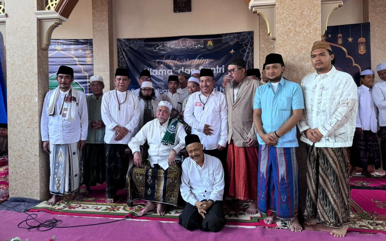Abah Gunawan dan Dokter Umar berfoto bersama para kiai dan tokoh agama. Foto: dok.