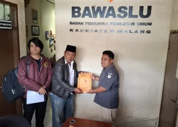 Ketua Tim Bidang Hukum Paslon Gus, Suwito Wijoyo menyerahkan berkas laporan ke Bawaslu Kabupaten Malang. Foto: Aisyah Nawangsari Putri