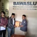 Ketua Tim Bidang Hukum Paslon Gus, Suwito Wijoyo menyerahkan berkas laporan ke Bawaslu Kabupaten Malang. Foto: Aisyah Nawangsari Putri
