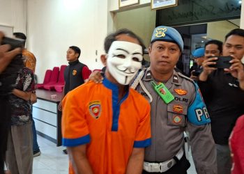 Kapolres Batu AKBP Andi Yudha Pranata saat menginterogasi pelaku penembakan di Kota Batu yang ngakunya gegara phobia. Foto: Azmy