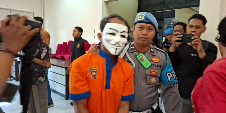 Kapolres Batu AKBP Andi Yudha Pranata saat menginterogasi pelaku penembakan di Kota Batu yang ngakunya gegara phobia. Foto: Azmy