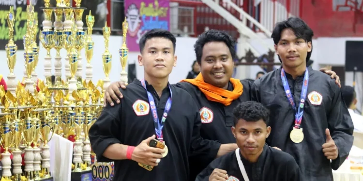 Dua pesilat ITN Malang keluar sebagai juara di ajang kejuaraan pencak silat. Foto/dok ITN Malang
