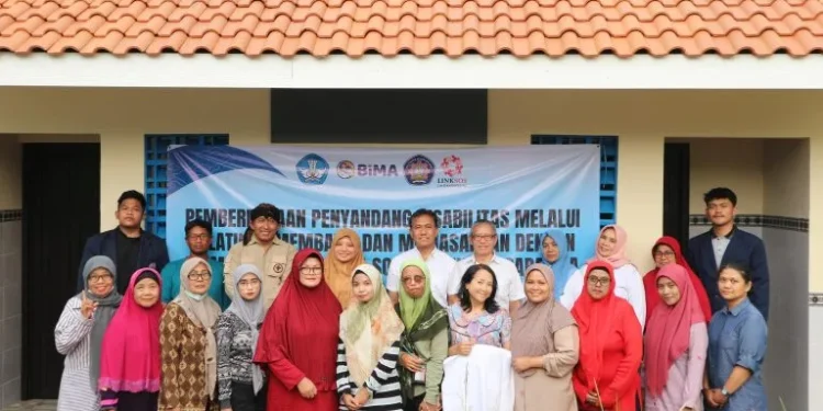Dukung tercapainya kemandirian ekonomi bagi penyandang disabilitas, Polinema gelar pelatihan membatik dan pemasaran melalui media sosial. /Foto: Dok. Polinema