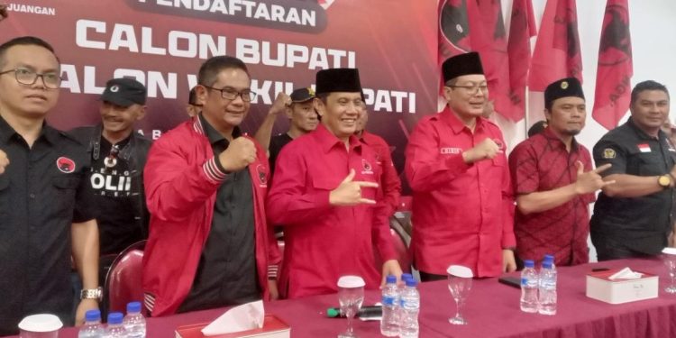 Gunawan HS saat mendaftar sebagai Bakal Calon Bupati Malang di DPC PDI Perjuangan pada Mei 2024 lalu. Foto: Aisyah Nawangsari Putri