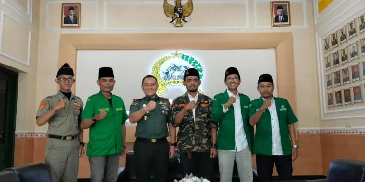 Ansor Kota Malang jalin silaturahmi dengan Kodim 0833 Kota Malang sebagai bentuk komitmen menjaga keutuhan NKRI. /Foto: Ansor Kota Malang for Tugumalang.id