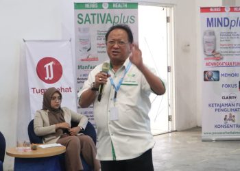 Director Penawar Hospital Malaysia, Prof. dr. Adnan Sulaiman menjelaskan manfaat kandungan Habbatus Sauda kepada para peserta yang hadir di sesi general conference Malang Autism Summit 2024. /Foto: Tugumalang.id/Rubianto.