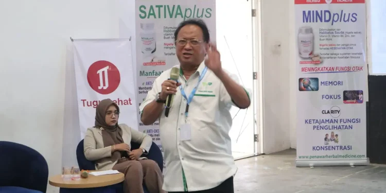 Director Penawar Hospital Malaysia, Prof. dr. Adnan Sulaiman menjelaskan manfaat kandungan Habbatus Sauda kepada para peserta yang hadir di sesi general conference Malang Autism Summit 2024. /Foto: Tugumalang.id/Rubianto.
