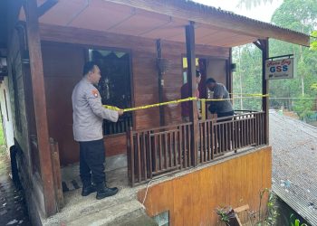 Polisi memasang garis polisi di tempat kejadian perkara (TKP). Foto: Polsek Poncokusumo