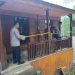 Polisi memasang garis polisi di tempat kejadian perkara (TKP). Foto: Polsek Poncokusumo