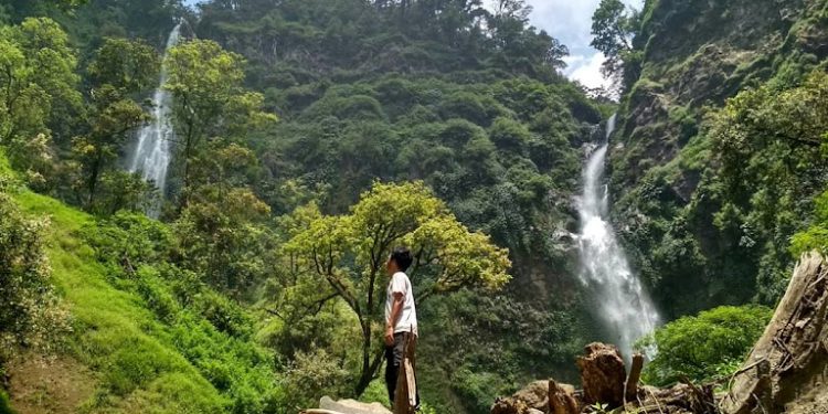 Punya dua air terjun yang eksotis dan memukau, Coban Manten cocok sebagai destinasi wisata air terjun di Malang. /Foto: Google Review Coban Manten/Haris Alfarizi.