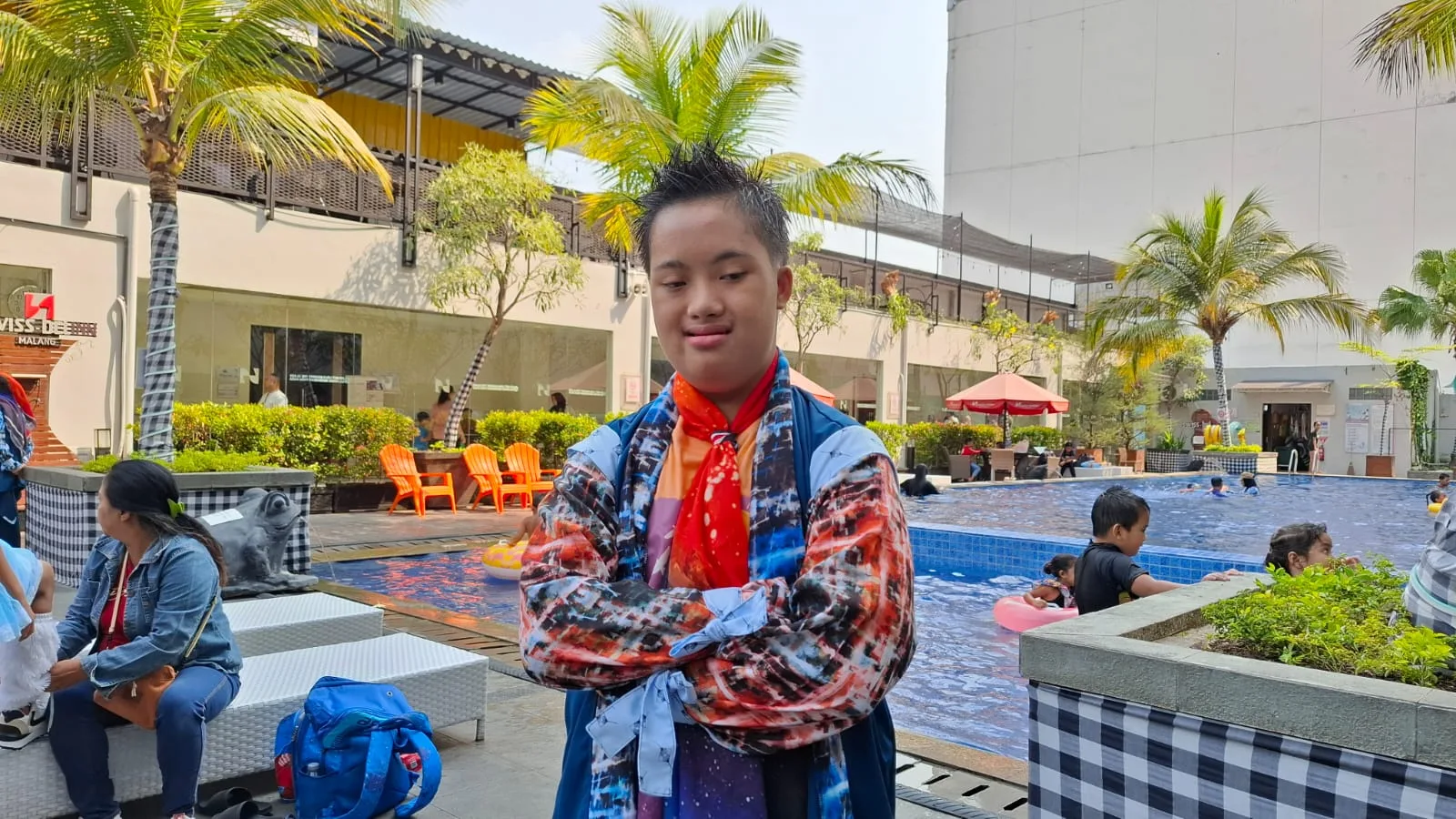 Nizam saat mengenakan busana hasil kreasi lukisnya sendiri. Foto: Azmy
