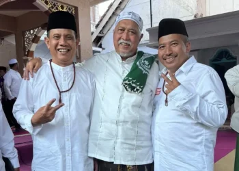Abah Gunawan (kiri) dan Dokter Umar (kanan) bersama KH Fuad Nurhasan (tengah). Foto: dok.